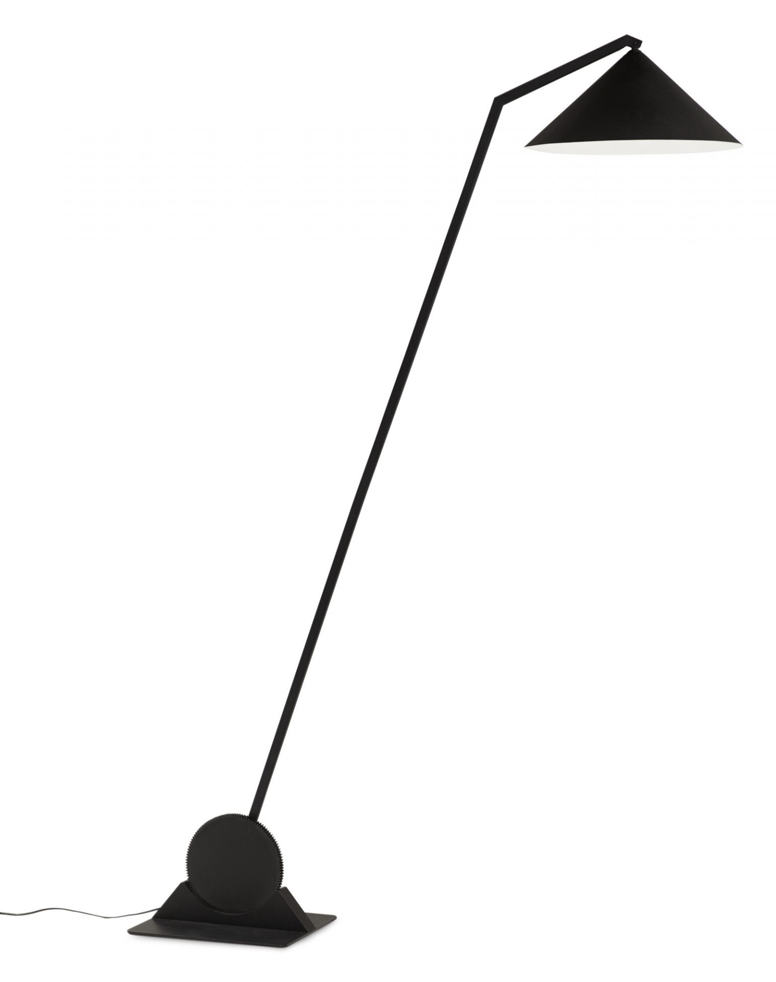 Schwarze Gear Floor Stehleuchte von Northern mit kegelförmigem Lampenschirm und ungewöhnlichem Fuß.